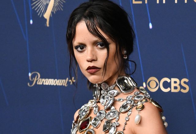 第77回エミー賞授賞式でのジェナ・オルテガ