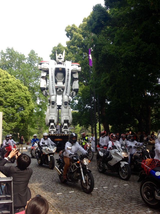 パトレイバー98式イングラムが霞ヶ関の警視庁本庁舎に登場！　画像ギャラリー：フォトギャラリー