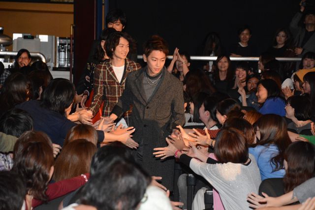 佐藤健への愛が止まらない！神木隆之介の禁断の隠し撮り？『バクマン。』大ヒット舞台あいさつ：フォトギャラリー