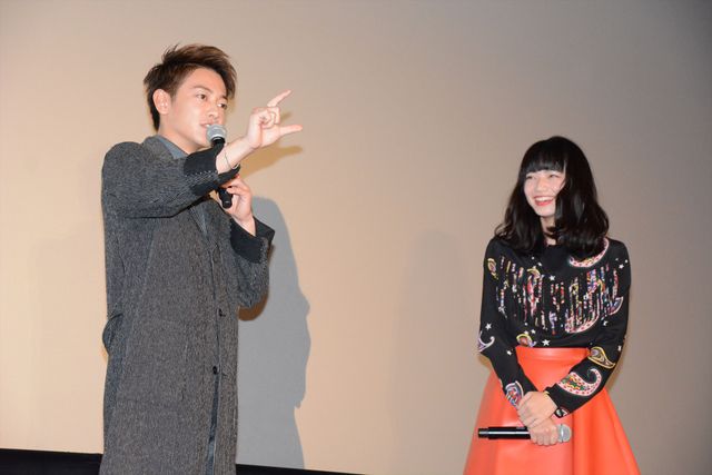 佐藤健への愛が止まらない！神木隆之介の禁断の隠し撮り？『バクマン。』大ヒット舞台あいさつ（4枚目）