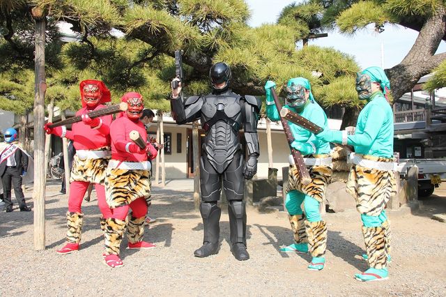 ロボコップが柴又帝釈天で豆をまく！フォトギャラリー：フォトギャラリー