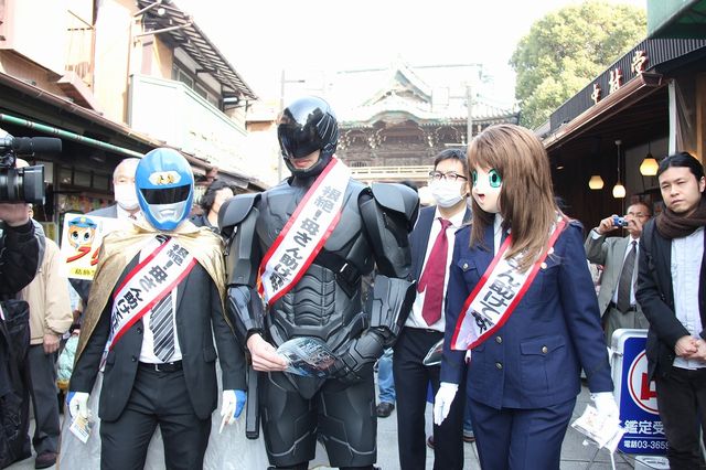 ロボコップが柴又帝釈天で豆をまく！フォトギャラリー（6枚目）
