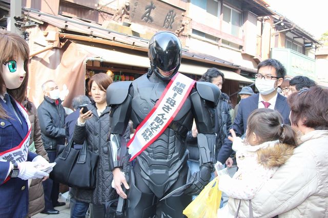 ロボコップが柴又帝釈天で豆をまく！フォトギャラリー（7枚目）