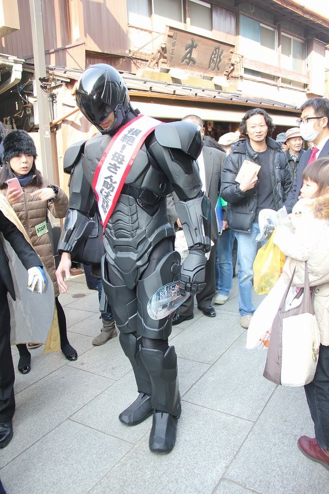 ロボコップが柴又帝釈天で豆をまく！フォトギャラリー（8枚目）