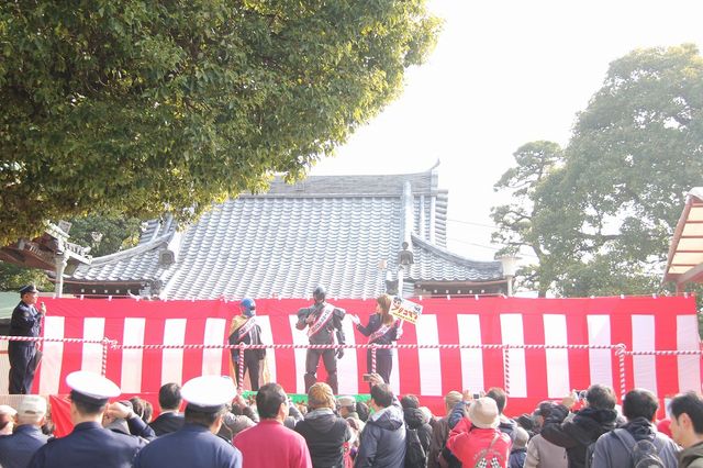 ロボコップが柴又帝釈天で豆をまく！フォトギャラリー（11枚目）