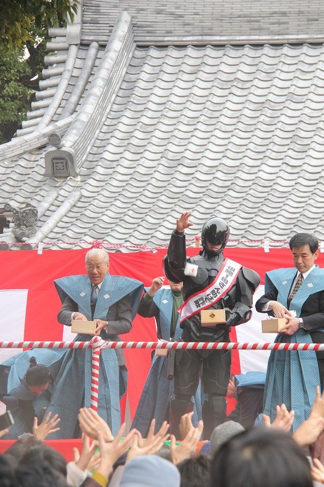 ロボコップが柴又帝釈天で豆をまく！フォトギャラリー（18枚目）