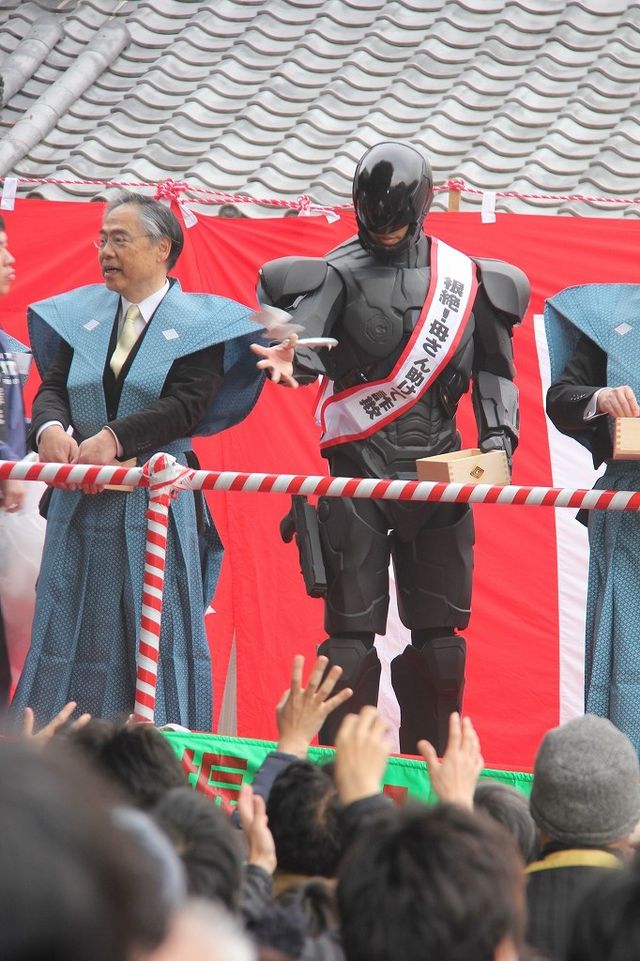 ロボコップが柴又帝釈天で豆をまく！フォトギャラリー（22枚目）