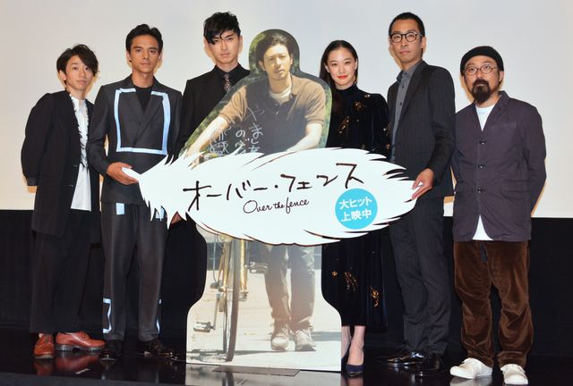 オダギリジョーパネルとパシャ！『オーバー・フェンス』初日フォトギャラリー：フォトギャラリー