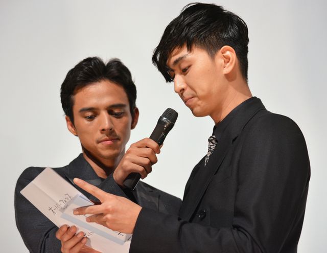 オダギリジョーパネルとパシャ！『オーバー・フェンス』初日フォトギャラリー（2枚目）