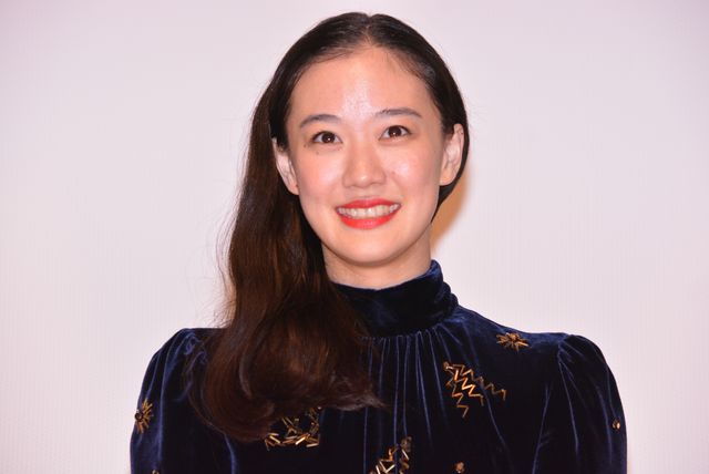 オダギリジョーパネルとパシャ！『オーバー・フェンス』初日フォトギャラリー（3枚目）