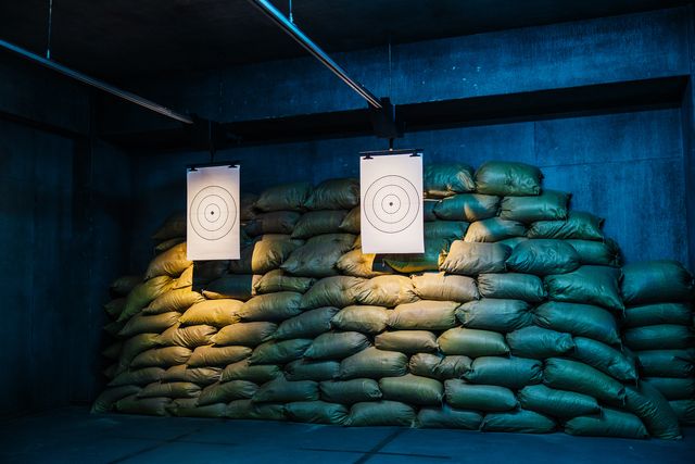 実写『シティーハンター』銃にもこだわり　冴羽リョウの射撃スペース（5枚目）