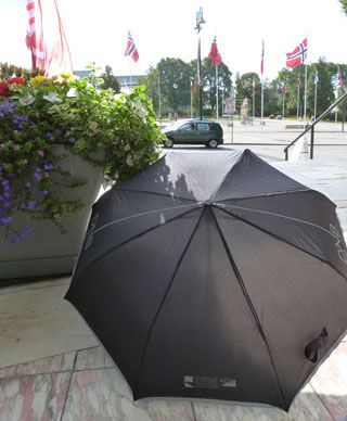ハウゲスンの天気は変わりやすいので映画祭ロゴ入り折りたたみ傘が無料配布された